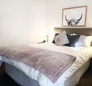 2 室のベッドルーム、デスク、アイロン / アイロン台、旅行用ベビーベッド