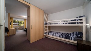 A compact room with a bunk bed, a desk, and a chair. - Apt 4/6 ppl near the ski runs, mountain view (Allos)
