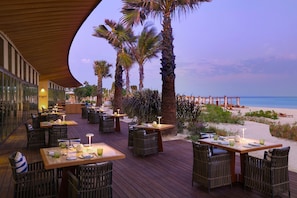 4 restaurants, breakfast, lunch, dinner served; Middle Eastern cuisine