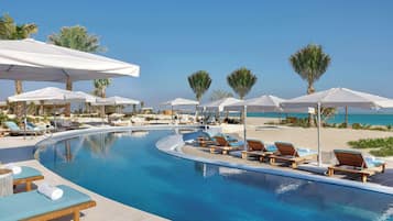 2 piscinas al aire libre, sombrillas, sillones reclinables de piscina
