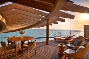 Frette Italian sheets, premium bedding, minibar, in-room safe - The St. Regis Red Sea Resort (Umluj)