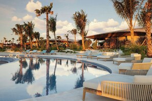 2 piscines extérieures, parasols de plage, chaises longues