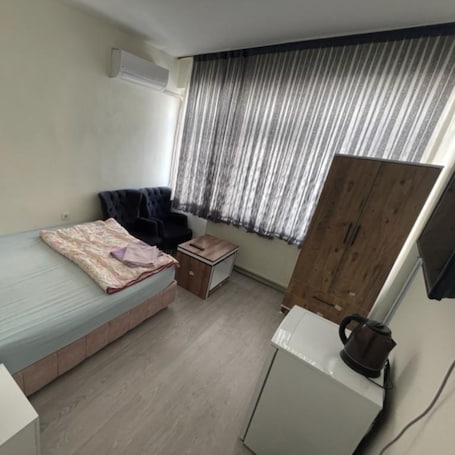 16 habitaciones, cortinas blackout y sistema de insonorización