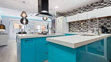 Een koelkast, een magnetron, een oven, een kookplaat