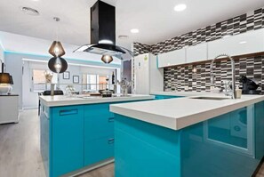 Geladeira, micro-ondas, fogão, cooktop