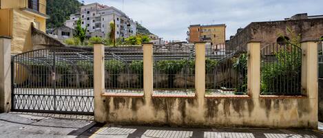 المنطقة المحيطة بالمنشأة