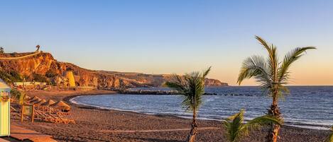 Ligstoelen aan het strand, strandlakens