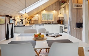 Fridge, microwave, oven, stovetop - 3 bedroom beautiful home in Toftlund (Toftlund)