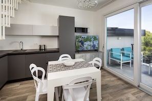 Panorama appartement, 2 slaapkamers, terras, uitzicht op de stad | Privékeuken | Een kinderstoel