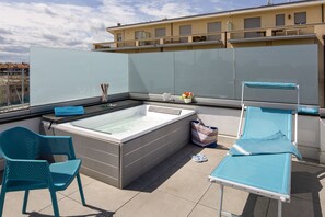 Panoramic-Apartment, 2 Schlafzimmer, Terrasse, Stadtblick | Eigener Whirlpool