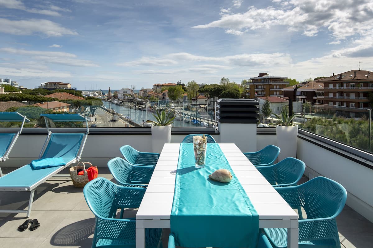 Appartamento panoramico, 2 camere da letto, terrazzo, vista città | Terrazza/patio