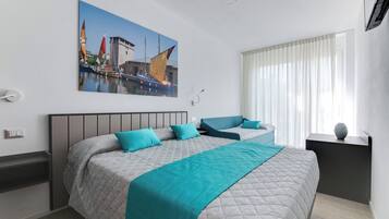 Una habitación de hotel moderna con una cama grande, dos mesitas de noche, un cuadro de un paisaje urbano y una ventana con cortinas.