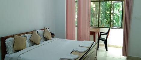 Executive Suite | 1 bedroom, Egyptian cotton sheets, premium bedding, desk