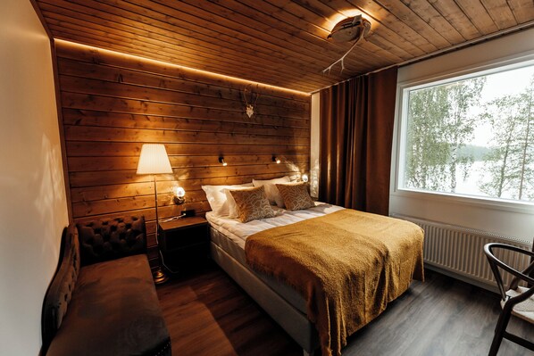 Lake view standard room | In-room safe, blackout drapes, soundproofing, free WiFi