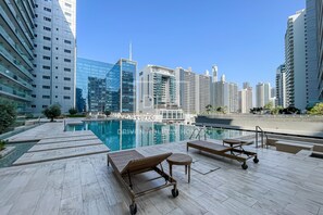 Outdoor pool - Damac Majestine (Dubai)