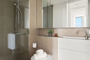Shower, hair dryer, towels, soap - A 2BR Apt with Panoramic Views (Southbank)