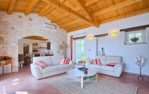 Fernseher, Kamin, DVD-Player, Stereoanlage