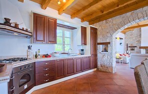 Refrigerador, horno, lavavajillas y cafetera y tetera 