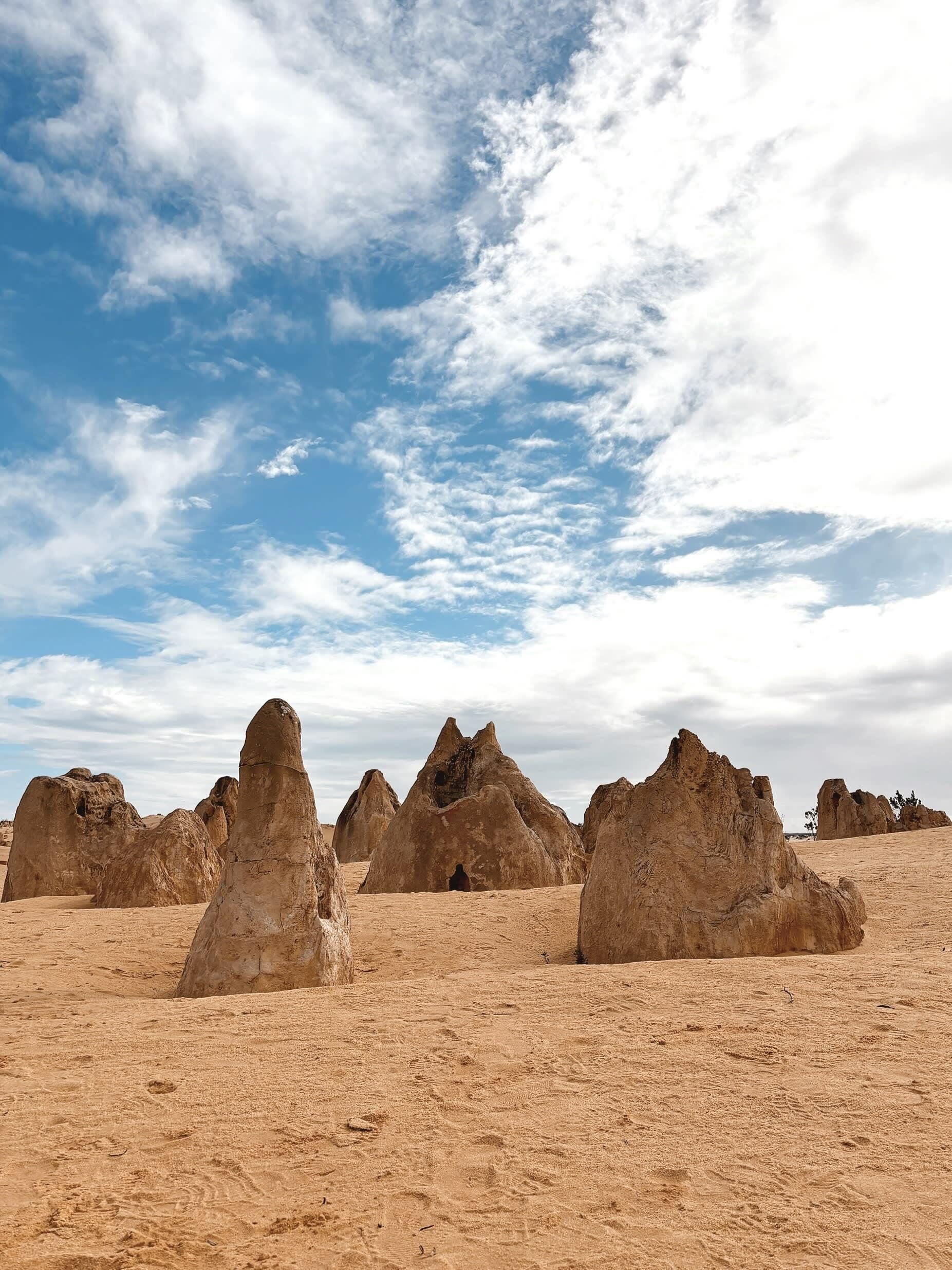 Un paysage désertique caractérisé par d’imposantes formations rocheuses.