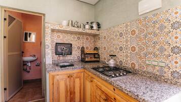 Kjøleskap, hurtigmikser, kjøkkenutstyr og kasserolle for krabbe/hummer