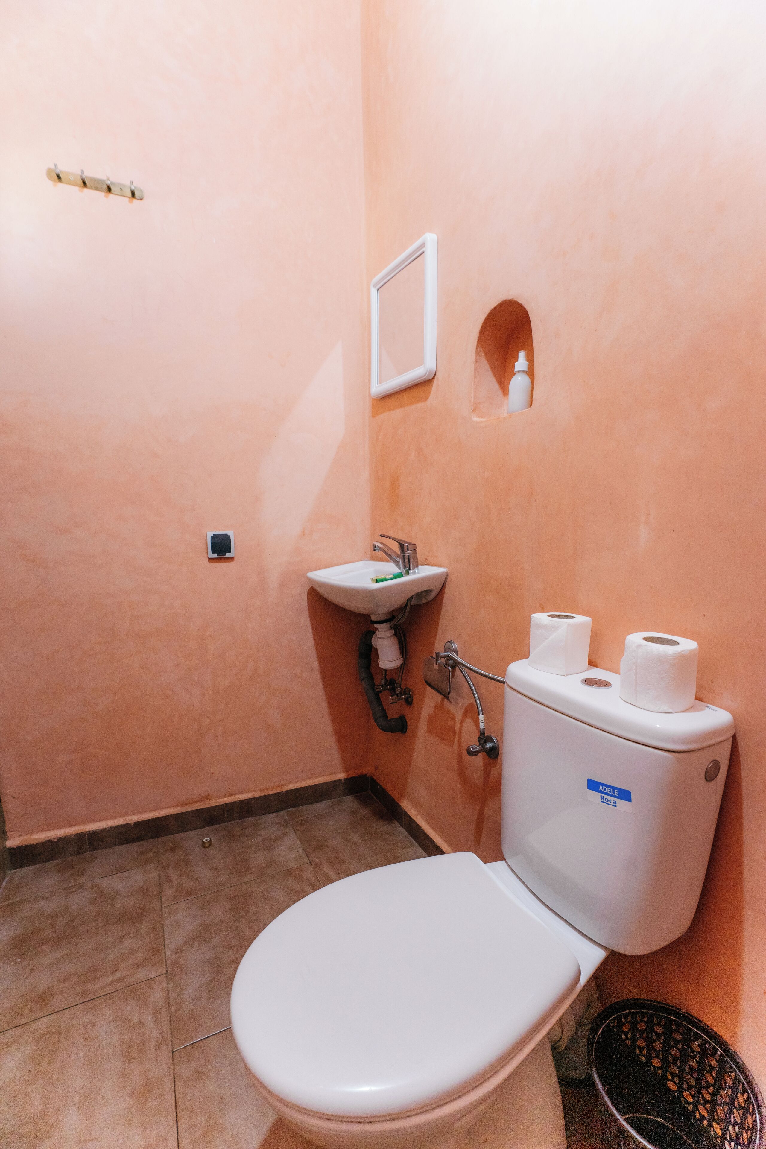 Een douche, zeep, toiletpapier