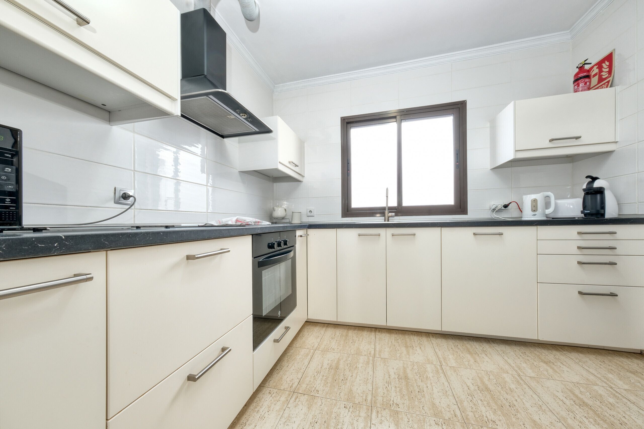 Refrigerador, microondas, parrilla de estufa y cafetera y tetera 