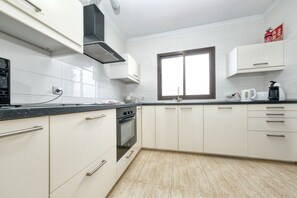 Een koelkast, een microgolfoven, een kookplaat