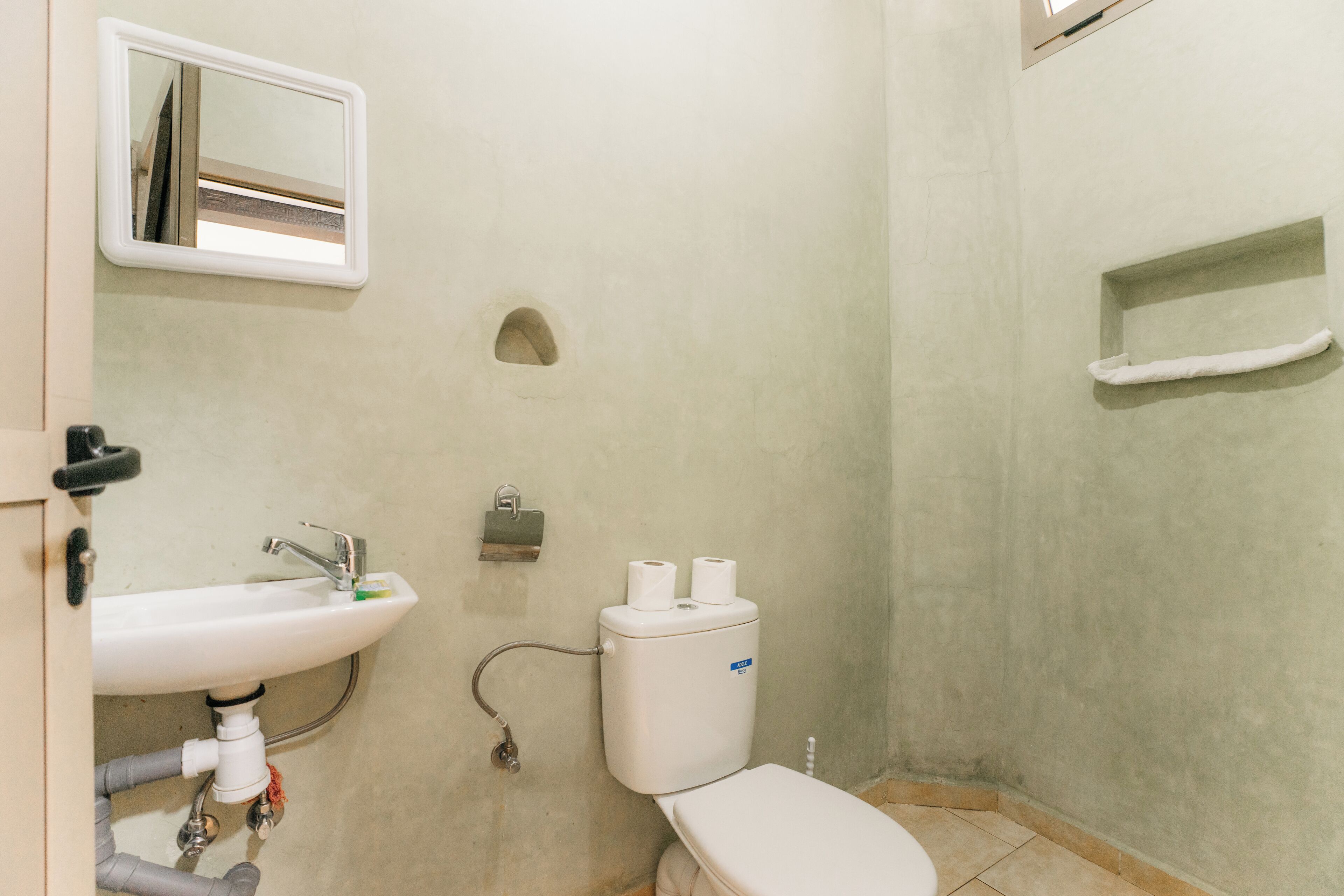 Een douche, zeep, toiletpapier