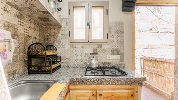 Kjøleskap, hurtigmikser, kjøkkenutstyr og kasserolle for krabbe/hummer