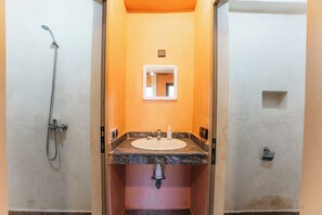Shower, soap, toilet paper - Appartement Exceptionnel à Ourika (Marrakech)