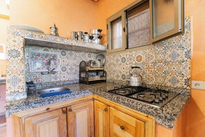 Fridge, blender, cookware/dishes/utensils, lobster pot - Appartement Exceptionnel à Ourika (Marrakech)