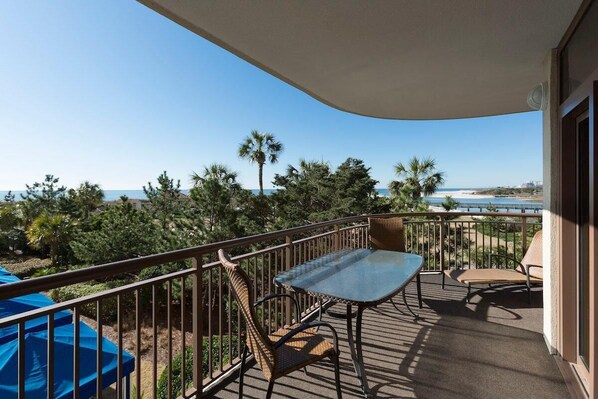 Outdoor dining - 4 BR Oceanfront Condo Watch Sunrise Over the Ocean (North Myrtle Beach)