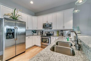 Fridge, microwave, oven, stovetop - Luxury Beach Retreat: 4BR/3BA Oasis with Amenities (North Myrtle Beach)