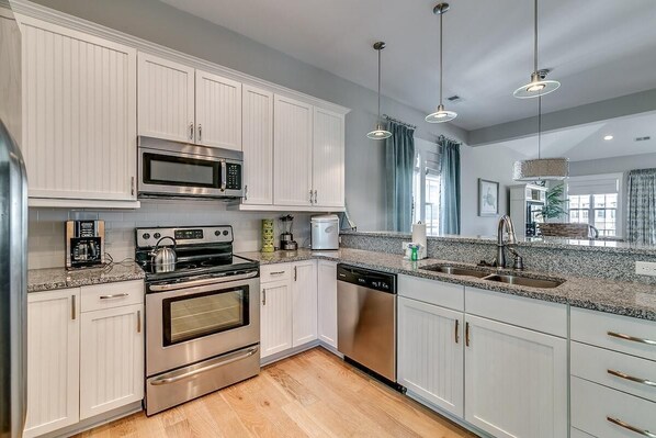 Køleskab, mikrobølgeovn, ovn, kogeplade