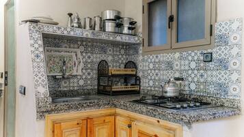 Kjøleskap, hurtigmikser, kjøkkenutstyr og kasserolle for krabbe/hummer