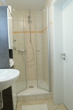 Shower, towels, soap, toilet paper - Gemütliche Ferienwohnung am Lüsenberg, Nahe Gelegen der Arnsberger Altstadt (Arnsberg)