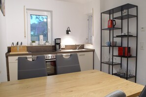Fridge, oven, stovetop, coffee/tea maker