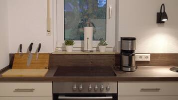 Kühlschrank, Ofen, Herdplatte, Wasserkocher mit Kaffee-/Teezubehör
