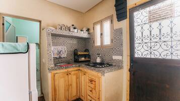 Kjøleskap, hurtigmikser, kjøkkenutstyr og kasserolle for krabbe/hummer