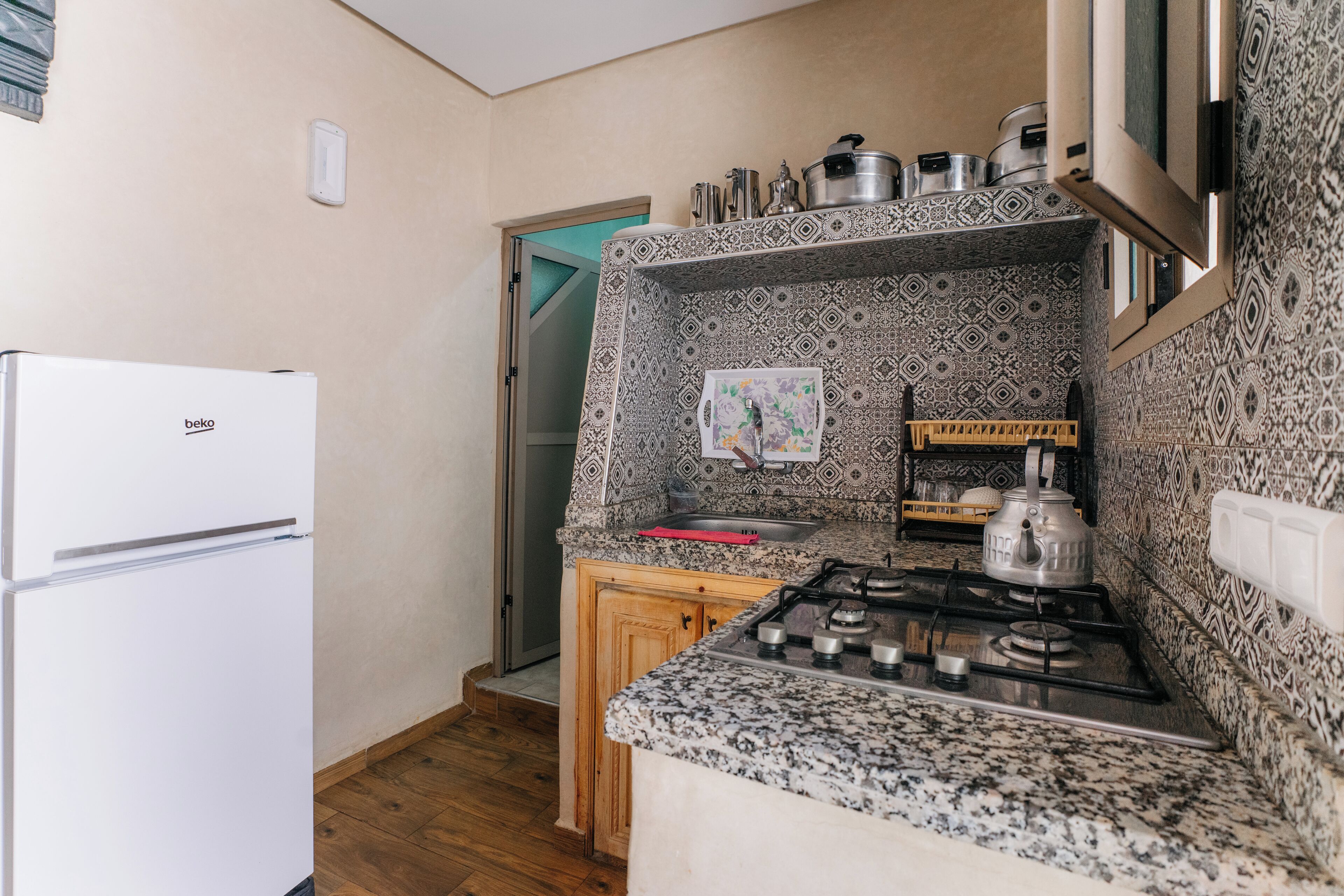 Réfrigérateur, blender, batterie de cuisine, vaisselle et ustensiles