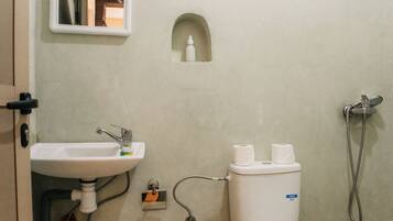 Een douche, zeep, toiletpapier