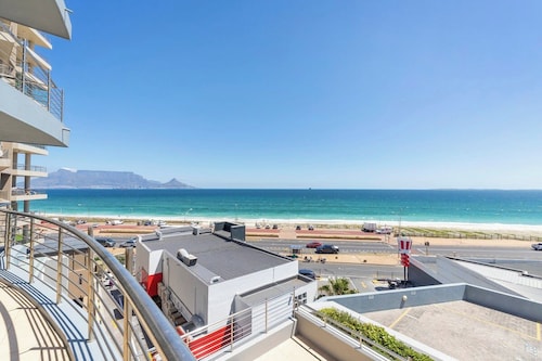 Horizon Bay 202 Beachfront Apt, bloubergstrand