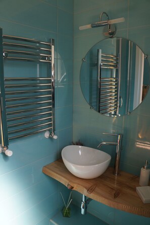 Een douche, een haardroger, een bidet