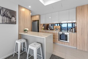 Fridge, microwave, oven, stovetop - City Living! 1Bed/1Bath/1Car/Pool (Brisbane City)