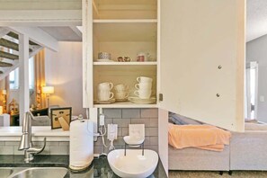 Regadera, secadora de cabello, toallas, jabón 