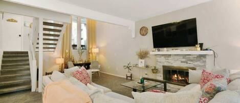 Téléviseur, livres, bureau