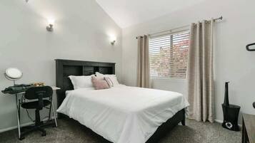 2 slaapkamers, een strijkplank/strijkijzer, reisbedje, wifi