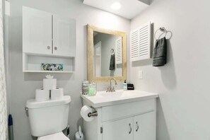 Suihku, hiustenkuivaaja, sampoo