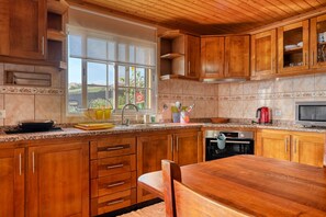 Fridge, microwave, oven, stovetop - Casa Primavera, a Home in Madeira (Ponta do Sol)