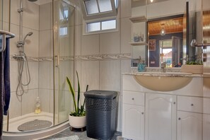 Shower, hair dryer, towels, soap - Casa Primavera, a Home in Madeira (Ponta do Sol)